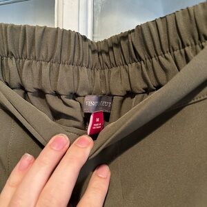Vince Camuto elastic waist trouser. Olive green